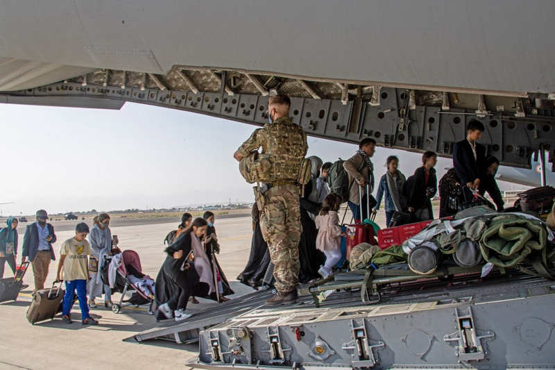 Разкритие: Ето с какво дамгосвали върху ръката хората, евакуирани от Кабул