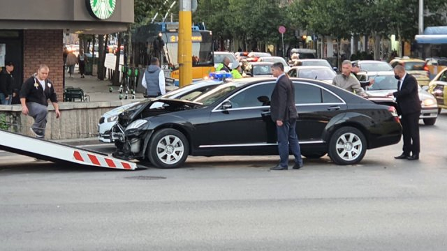 Ето на какво прилична колата на НСО след инцидента в столицата СНИМКА