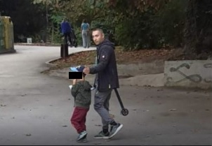 Мрежата побесня! Налагаха незрящ човек във Варна със собствения му бастун СНИМКИ