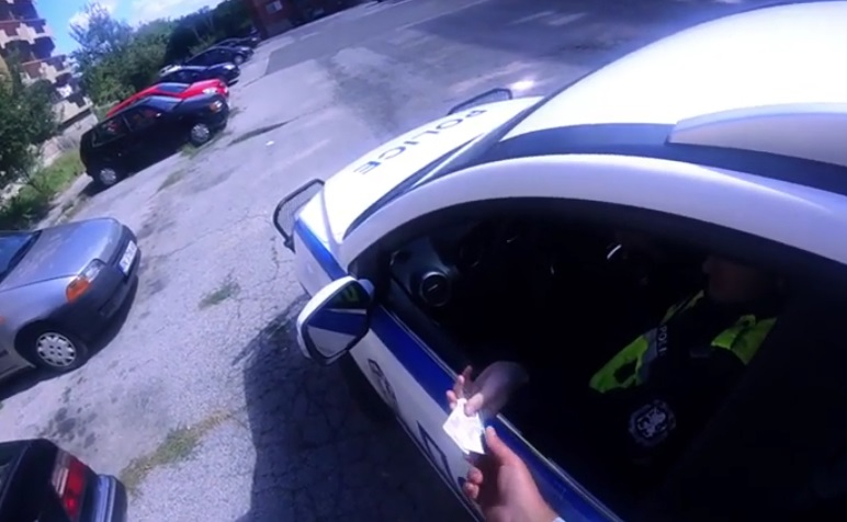 Полицаи хванаха в крачка двама перничани, докато разбиват кола ВИДЕО