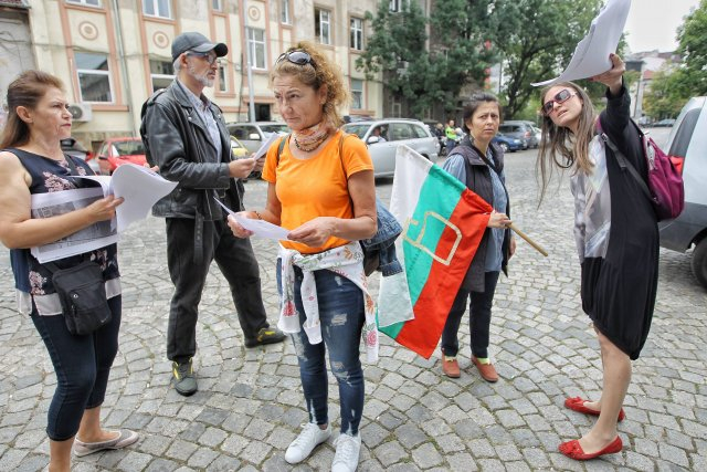 Една шепа антиваксъри излязоха на протест в София,   СНИМКИ