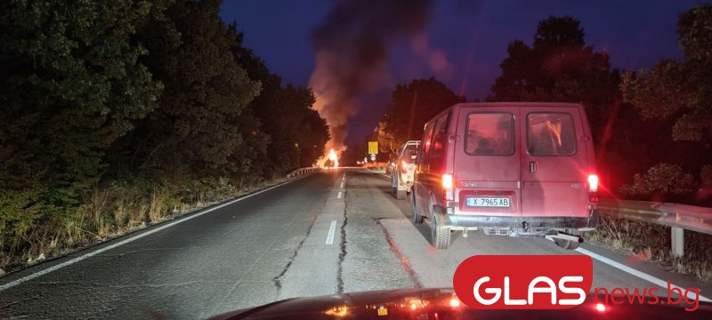 Страшен инцидент: Кола се запали като факла до Кърджали и гората е в пламъци СНИМКИ