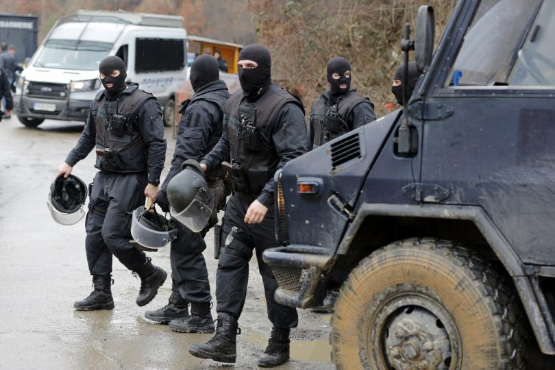 Отряд "Кобра" арестува опасни престъпници след страховит екшън и гонка по тъмна доба край "Илиянци" СНИМКИ