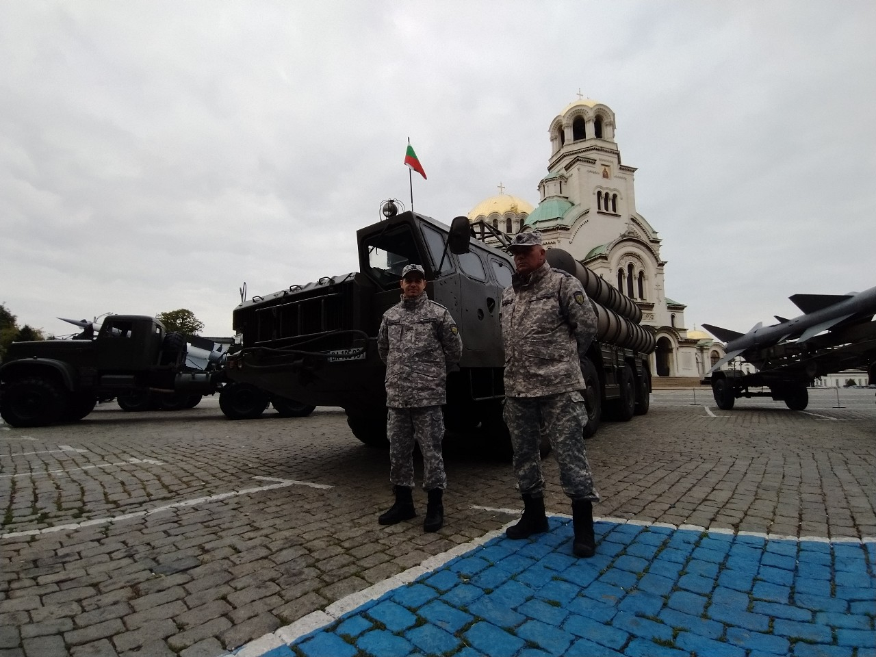 Тежка бойна техника се изсипа в центъра на София! СНИМКИ