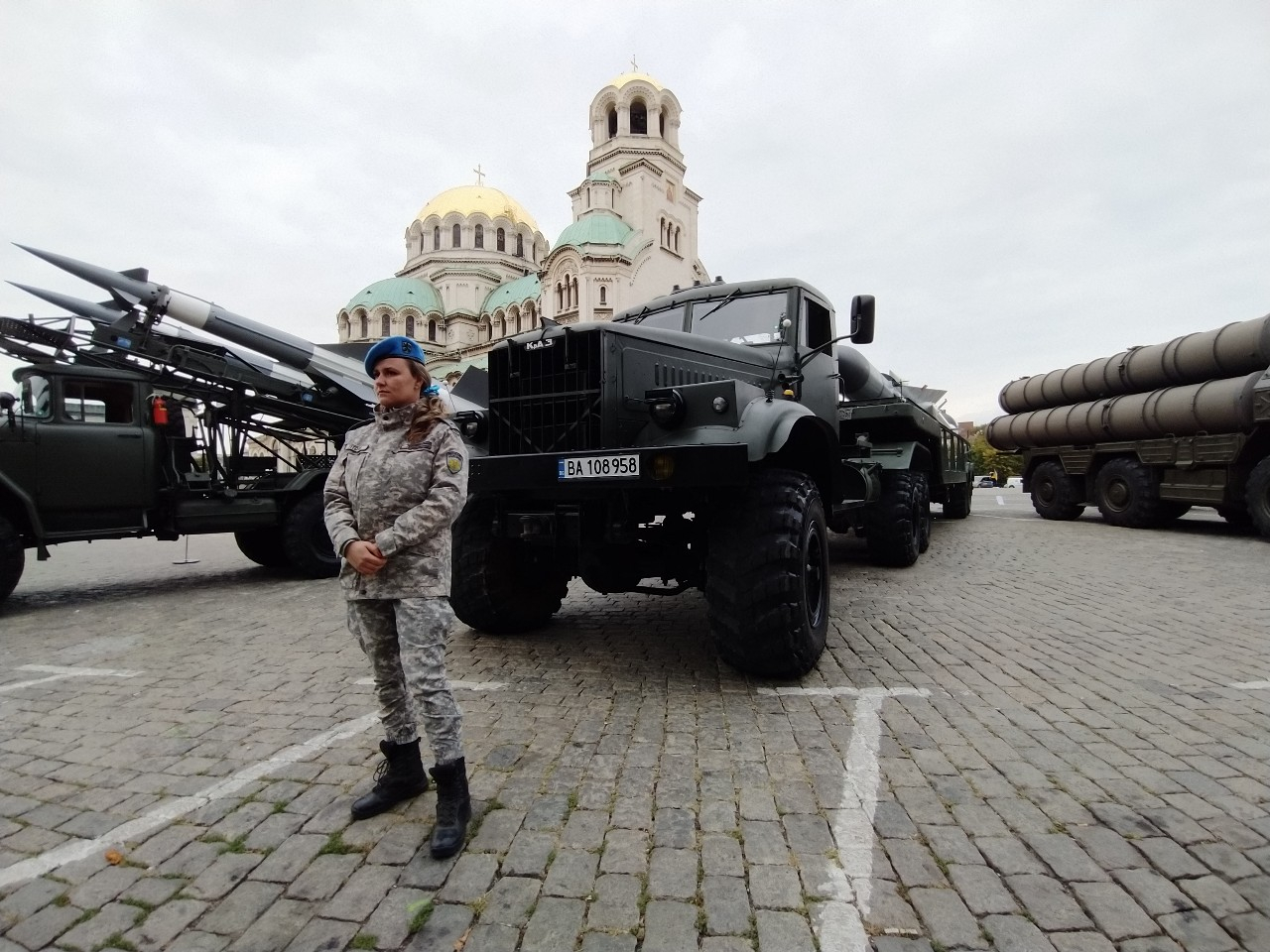 Тежка бойна техника се изсипа в центъра на София! СНИМКИ