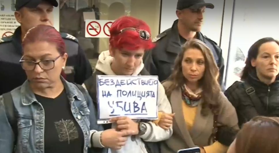 Протестиращи нахлуха в Прокуратурата в Стара Загора ВИДЕО