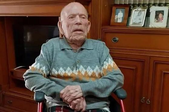 Най-възрастният 112-г. мъж в света разкри тайната на дълголетието си СНИМКИ