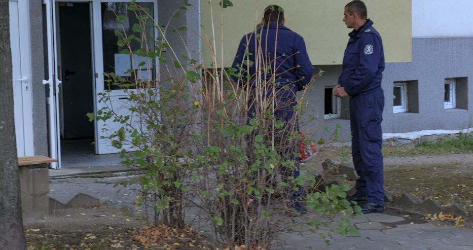 Първи СНИМКИ от разследването на двойно убийство в Благоевград