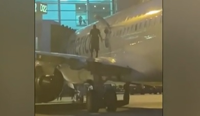 Идиот скочи върху крилото на самолет по време на кацане ВИДЕО
