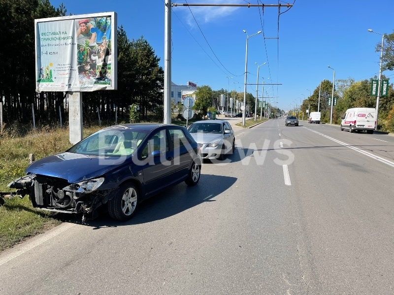 Разсеяна шофьорка се заби в Мерцедес във Враца СНИМКИ