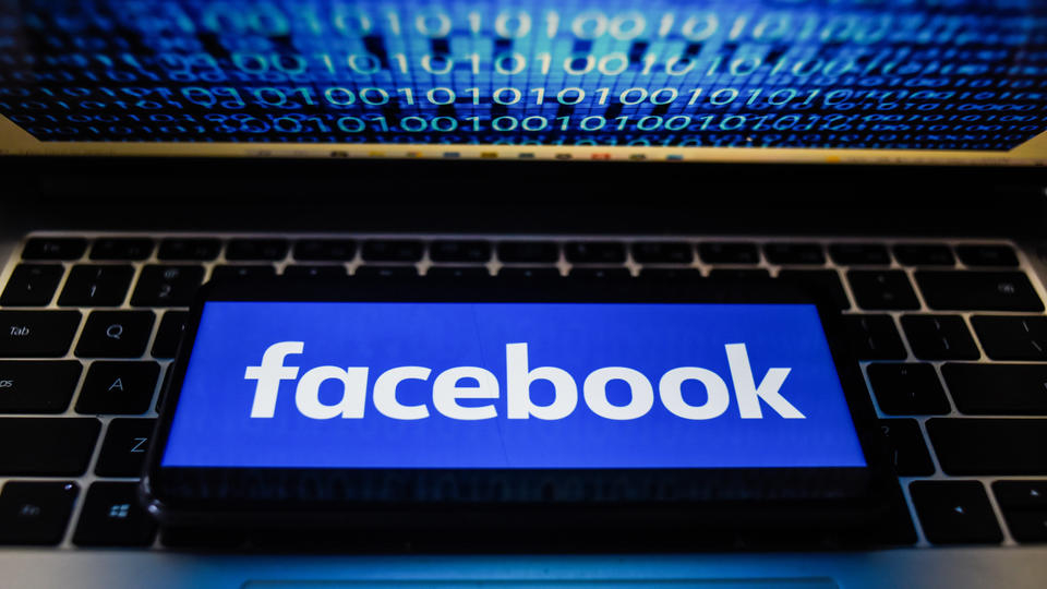 Facebook възобнови работата си след 6-часово прекъсване, служител обвини...