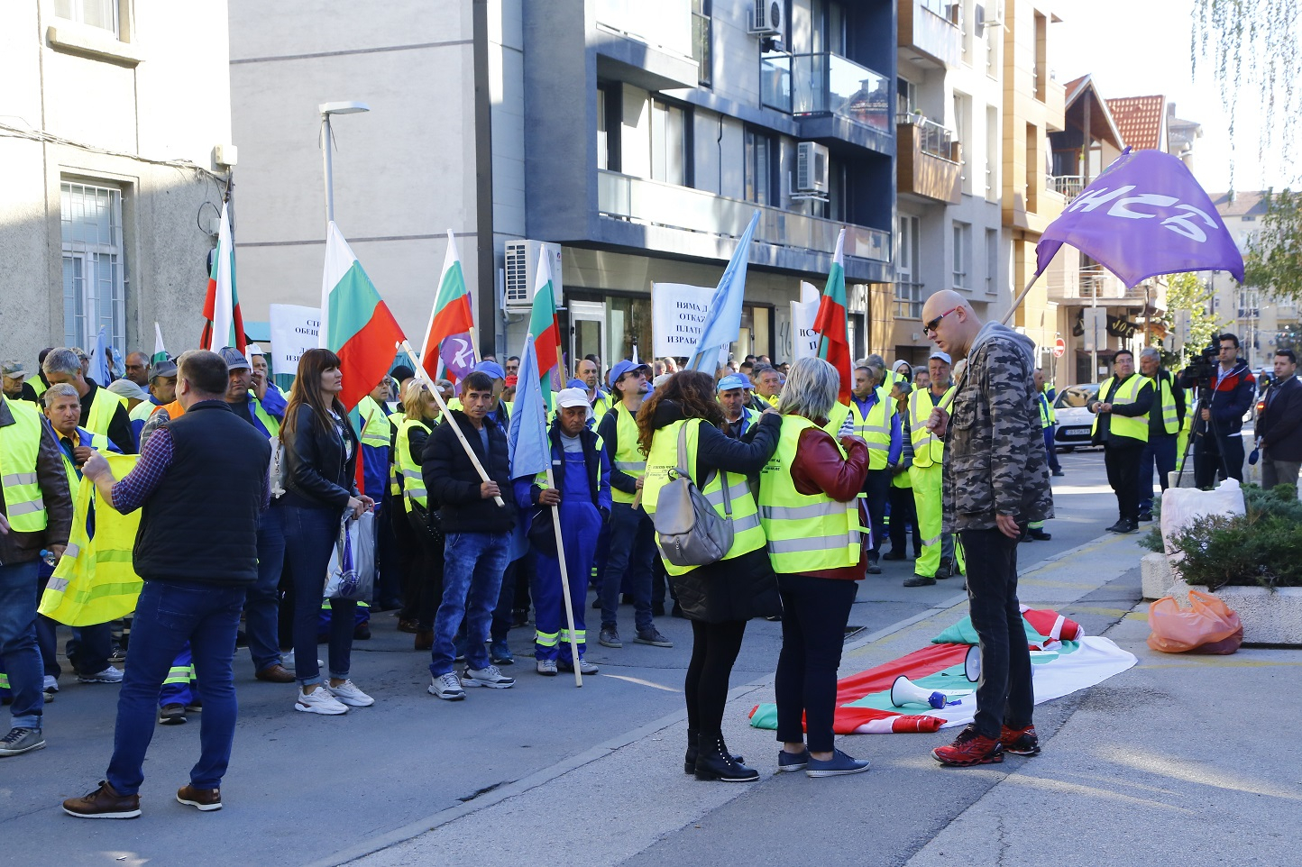 Напрежението ескалира! Протестиращи окупираха МРРБ! СНИМКИ