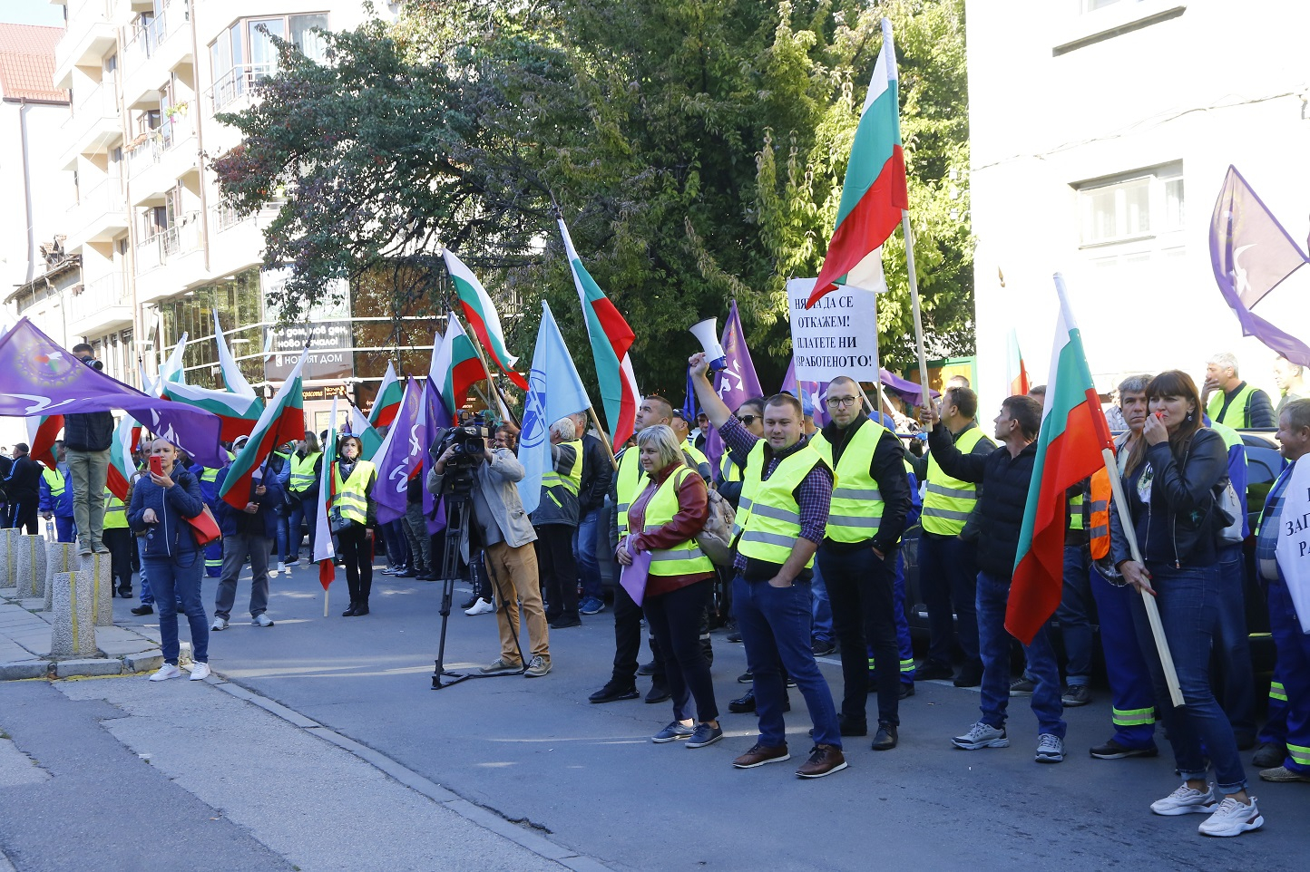 Напрежението ескалира! Протестиращи окупираха МРРБ! СНИМКИ