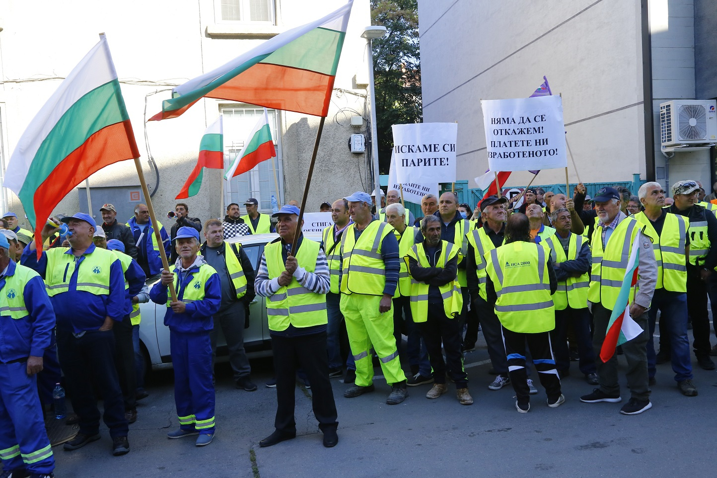 Напрежението ескалира! Протестиращи окупираха МРРБ! СНИМКИ