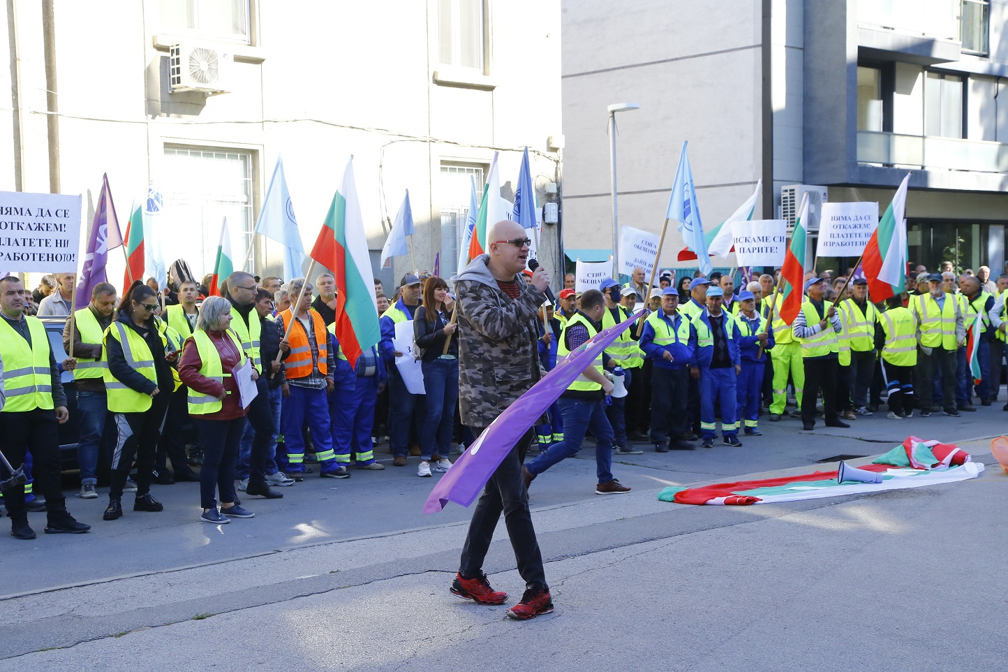 Напрежението ескалира! Протестиращи окупираха МРРБ! СНИМКИ