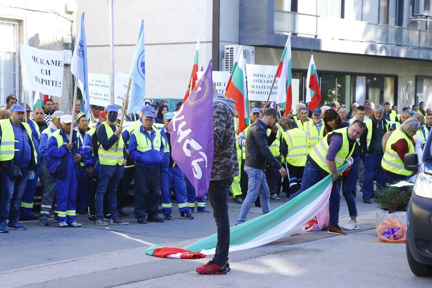 Напрежението ескалира! Протестиращи окупираха МРРБ! СНИМКИ