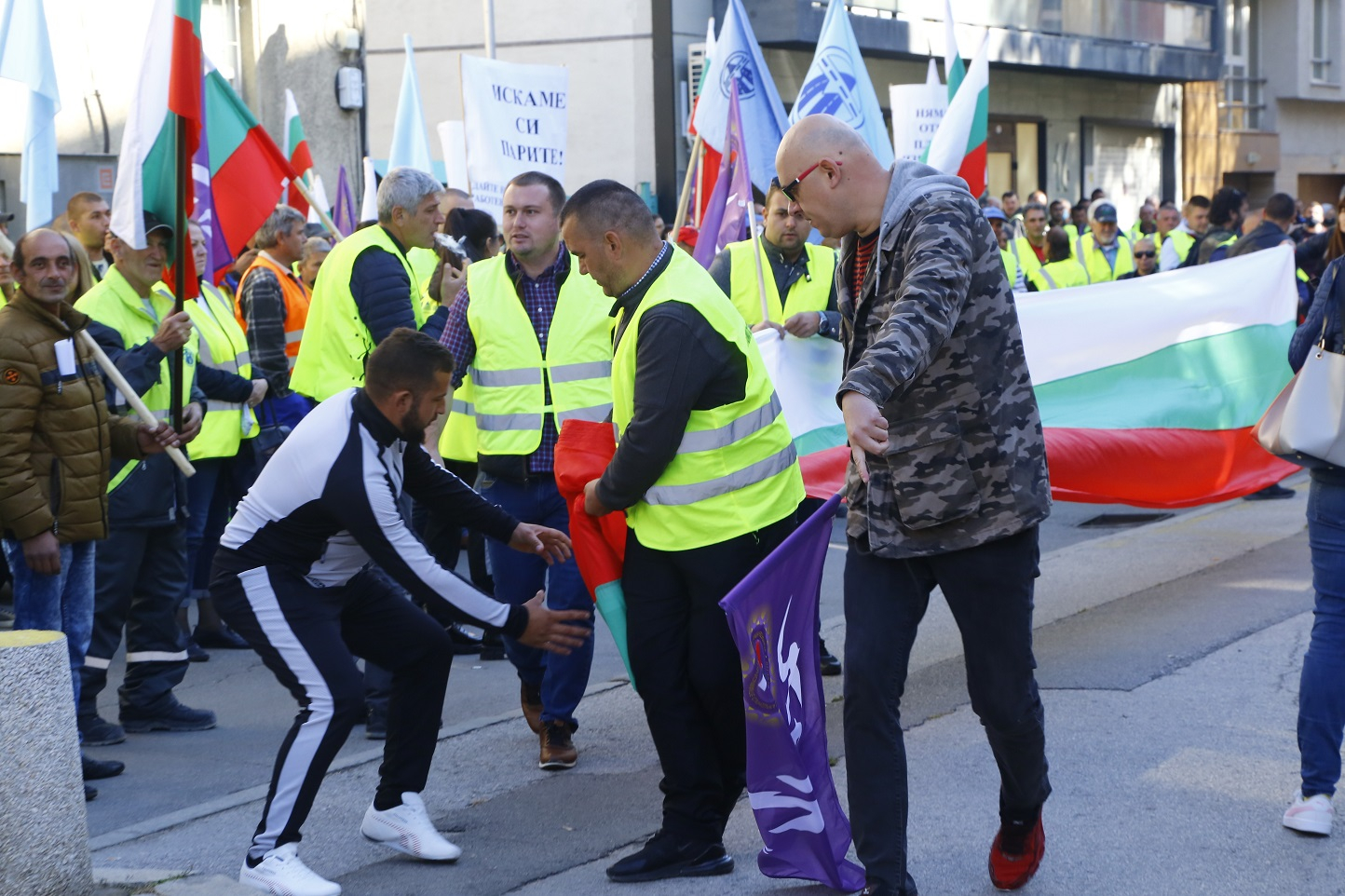 Напрежението ескалира! Протестиращи окупираха МРРБ! СНИМКИ