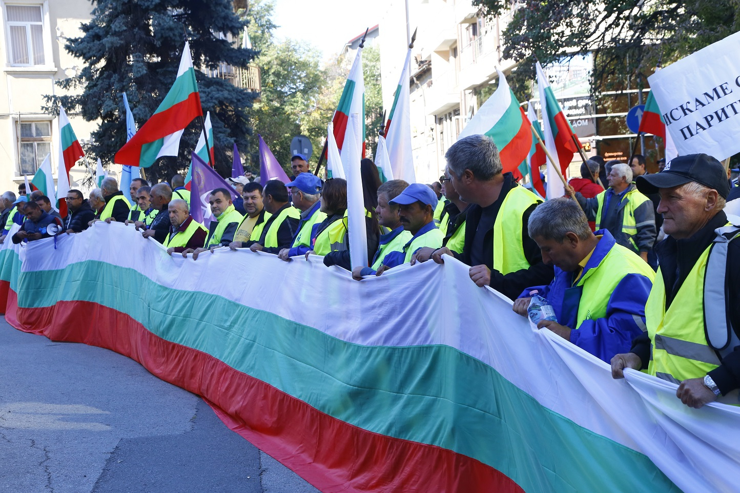 Напрежението ескалира! Протестиращи окупираха МРРБ! СНИМКИ