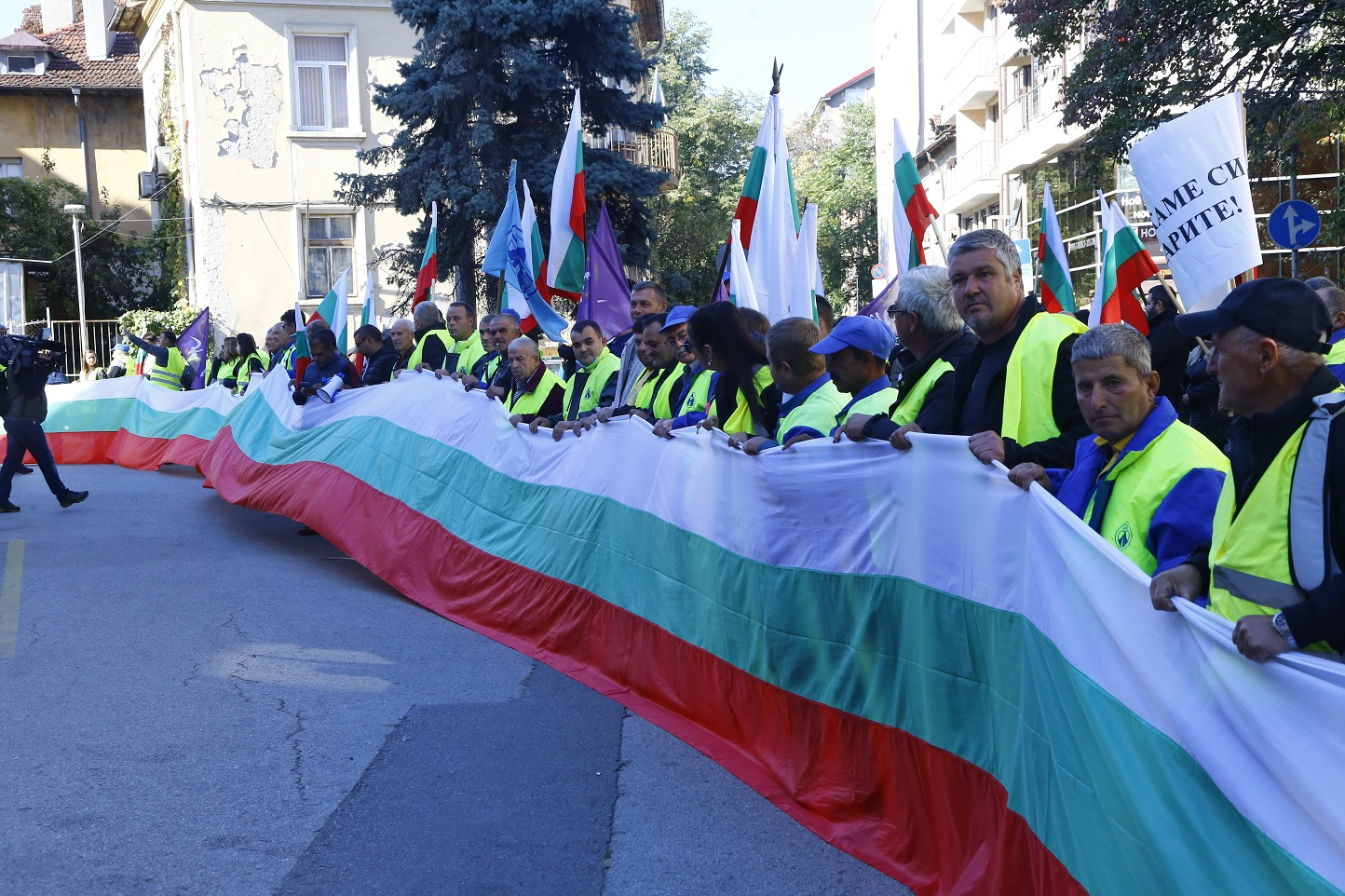 Напрежението ескалира! Протестиращи окупираха МРРБ! СНИМКИ