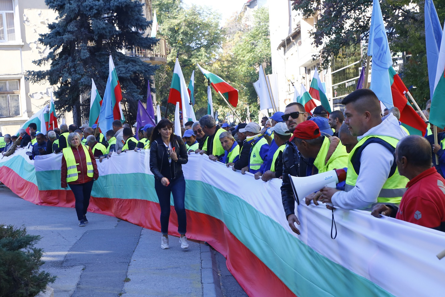 Напрежението ескалира! Протестиращи окупираха МРРБ! СНИМКИ