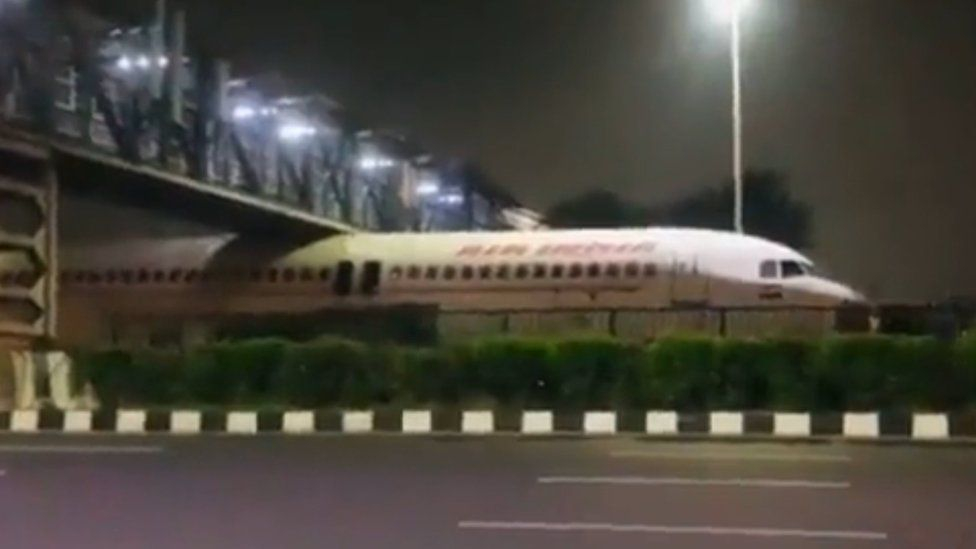 Огромен пътнически самолет се заклещи под мост ВИДЕО