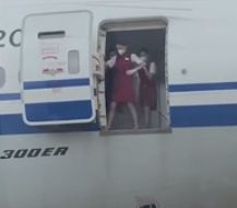 Борбата на тези смели стюардеси с вратата на самолет взриви TikTok