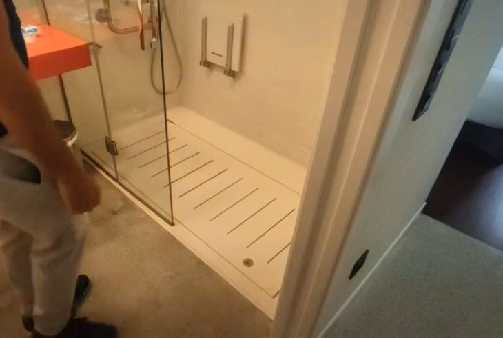 Мъж показа банята си, под пода се крие нещо шокиращо ВИДЕО