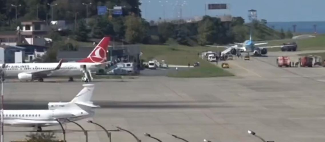 Извънредно! Самолет на Jazeera Airways кацна аварийно в Турция ВИДЕО