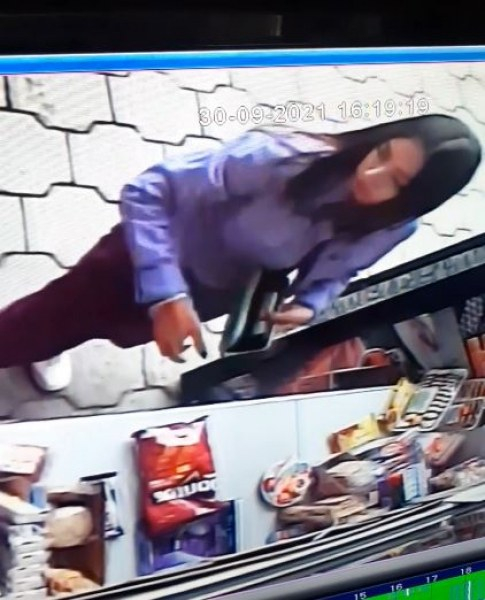Познавате ли я? Заснеха ученичка да краде от магазин в Пловдив ВИДЕО 