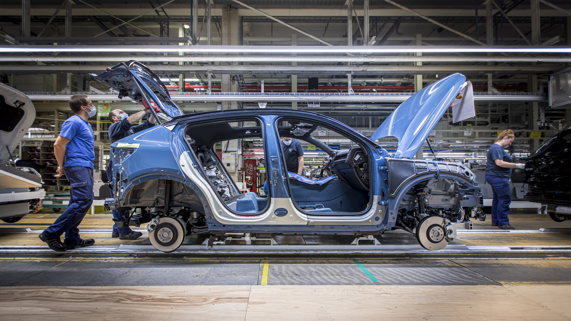 Volvo Cars започва производството на Новото C40 Recharge