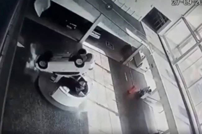ВИДЕО запечата как кола пада в автосалон от 3-тия етаж върху служители