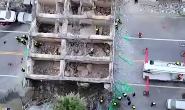 Зрелищни ВИДЕА: 6-етажна сграда рухна върху оживен път с коли