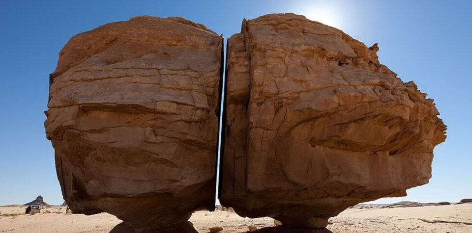 Разгадаха мистерията на скалата, разрязана наполовина от извънземни в Саудитска Арабия ВИДЕО