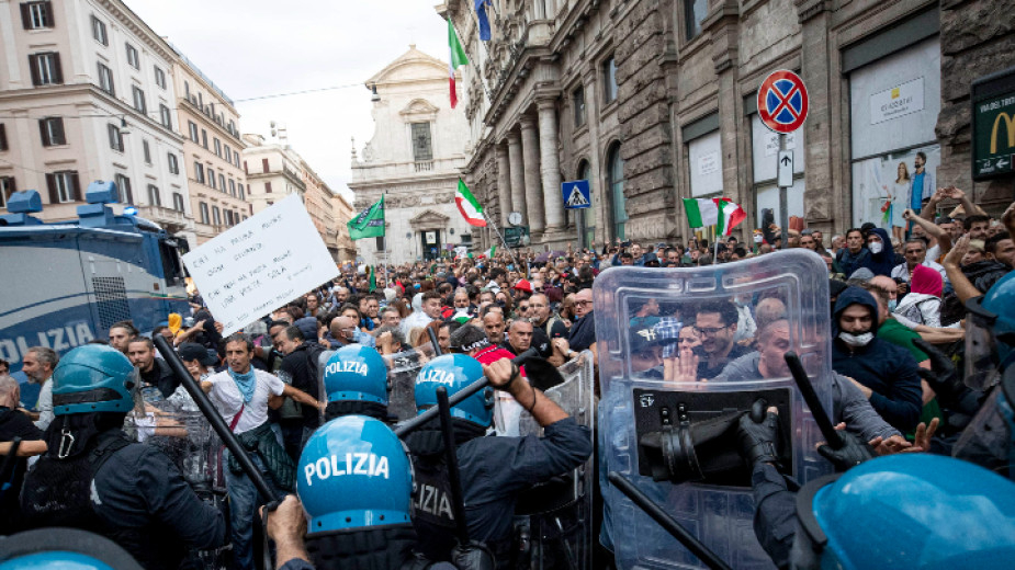 В Италия: Протестиращите срещу ковид паспорта са фашисти СНИМКИ