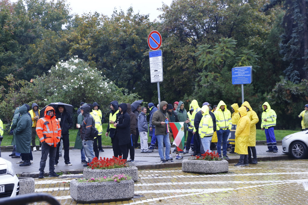 Пътищарите блокираха центъра на София с тежка техника СНИМКИ