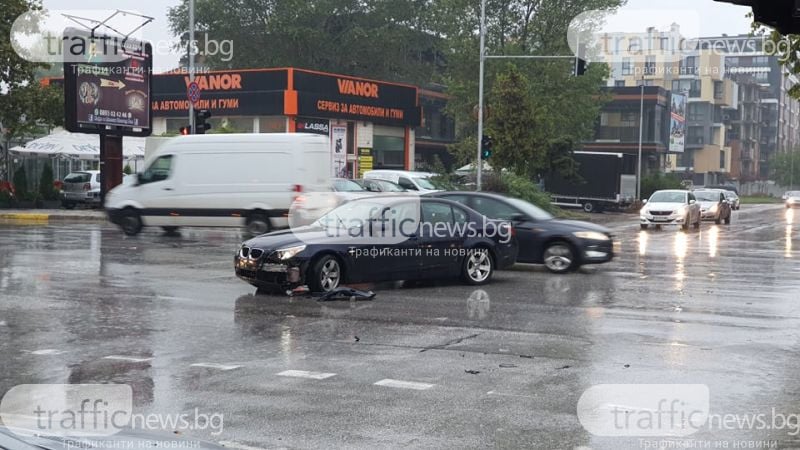 Голф се вряза в автобусна спирка в Пловдив СНИМКИ