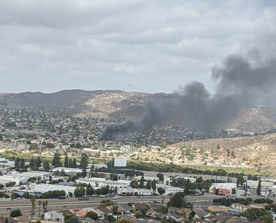 Самолет рухна близо до гимназия в Калифорния СНИМКИ