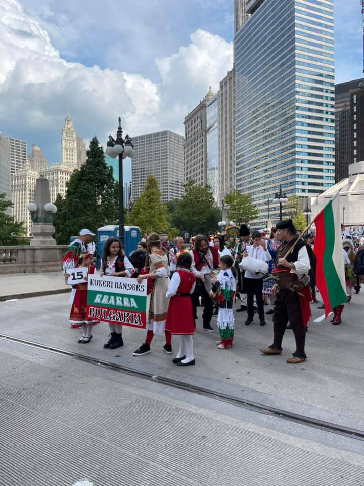 Вижте как български кукери се включиха в парад в Чикаго СНИМКИ
