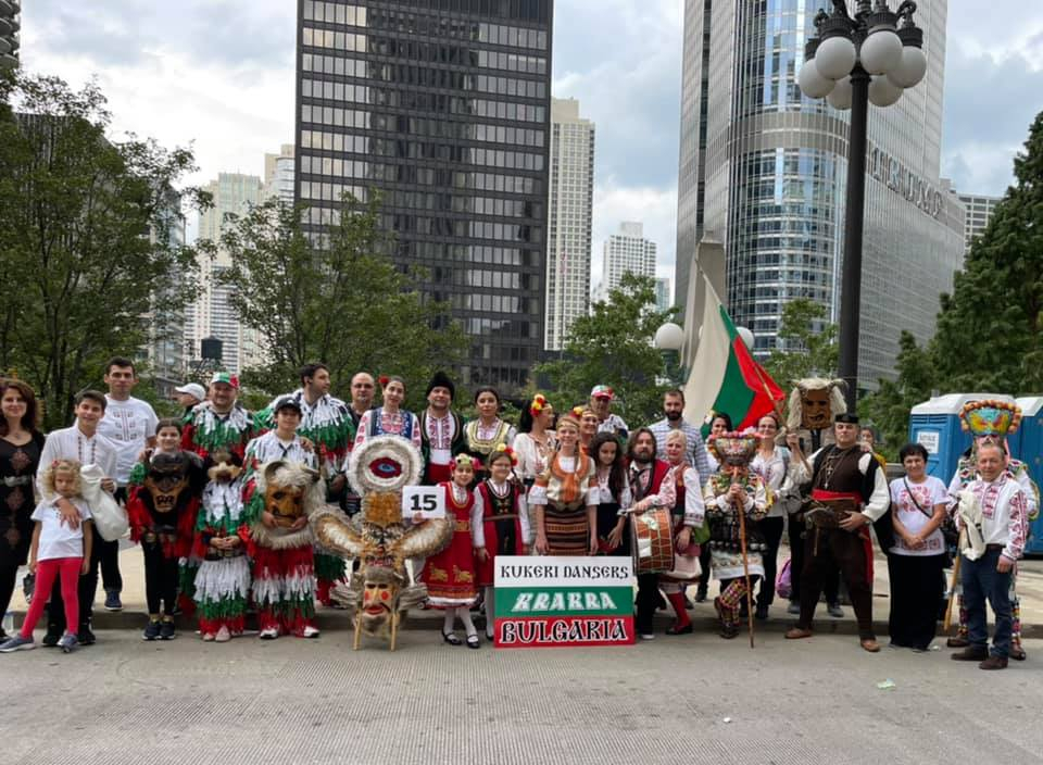 Вижте как български кукери се включиха в парад в Чикаго СНИМКИ