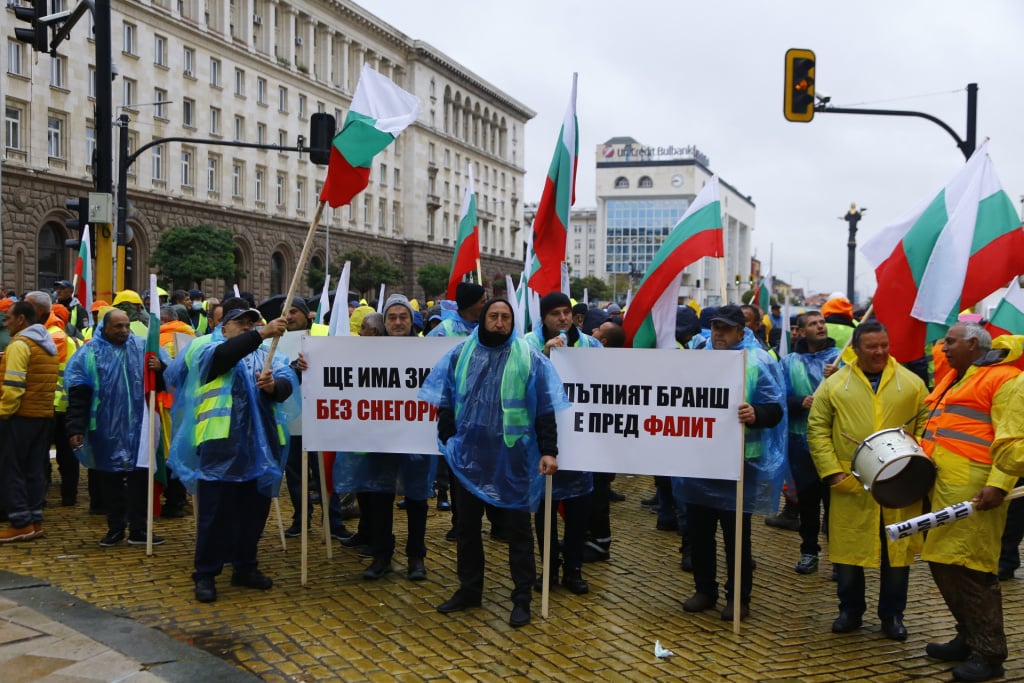 Тежка техника и протест на пътищарите блокира пак триъгълника на властта в София