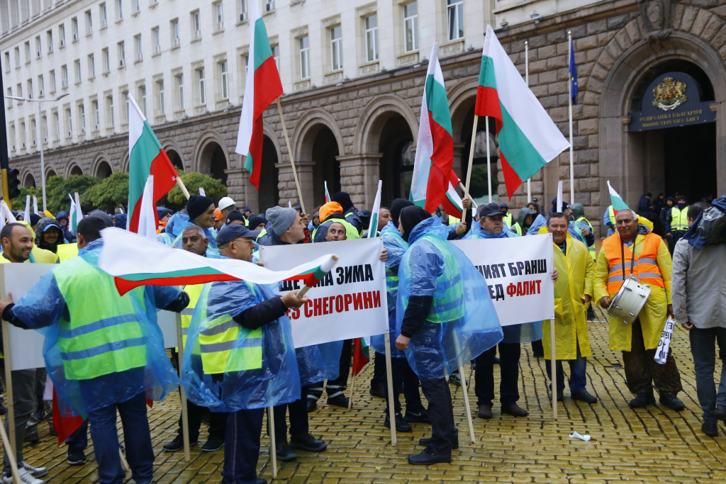 Тежка техника и протест на пътищарите блокира пак триъгълника на властта в София