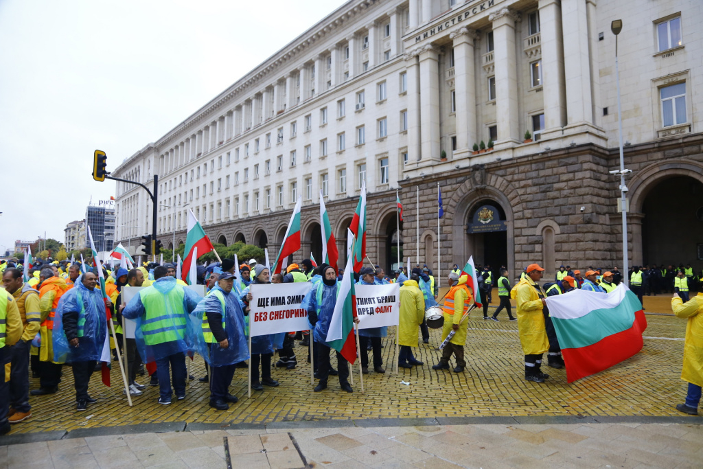 Тежка техника и протест на пътищарите блокира пак триъгълника на властта в София