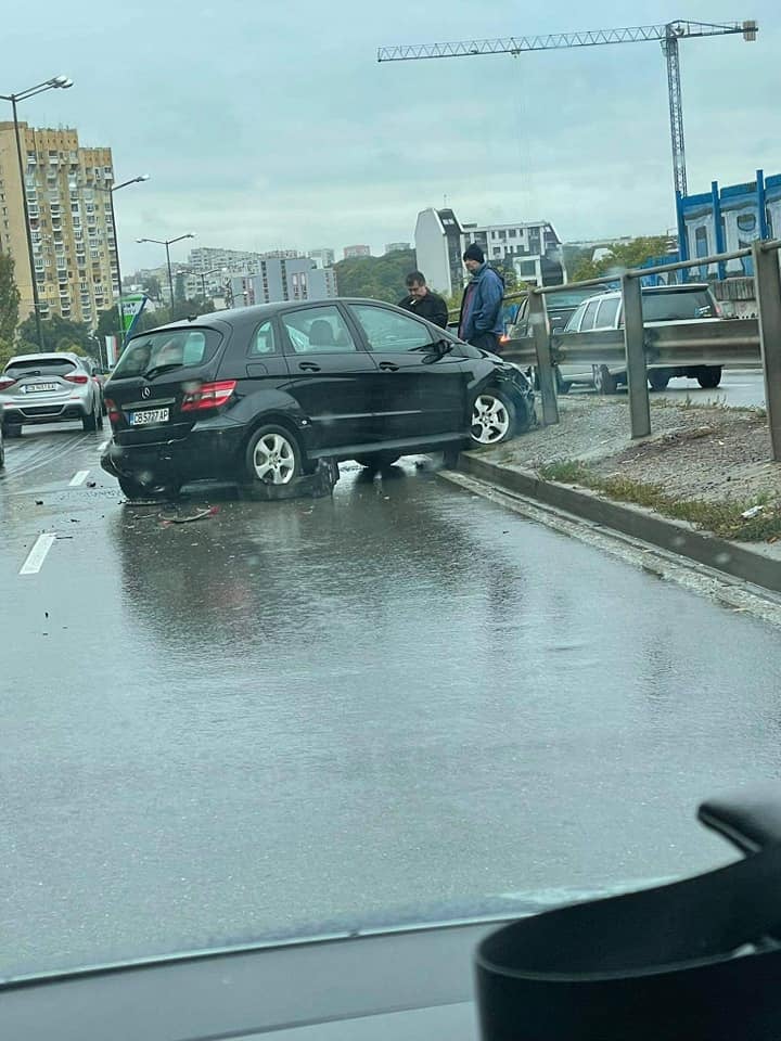 Сигнал до БЛИЦ! Тежък инцидент с 3 коли в тунел в София СНИМКИ