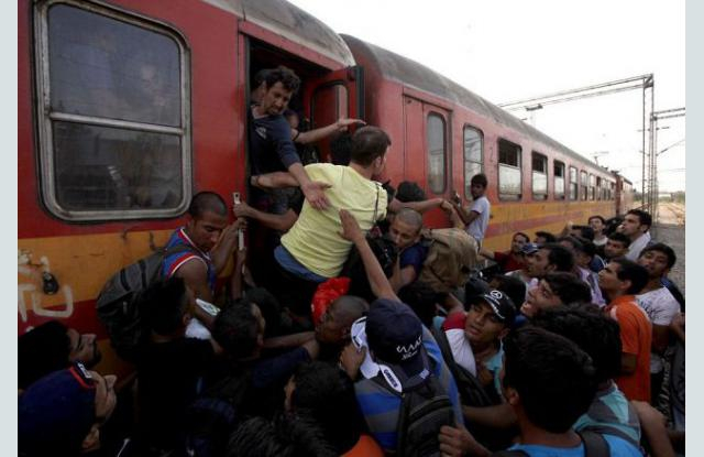 Влак прегази смъртоносно трима мигранти, легнали върху релсите