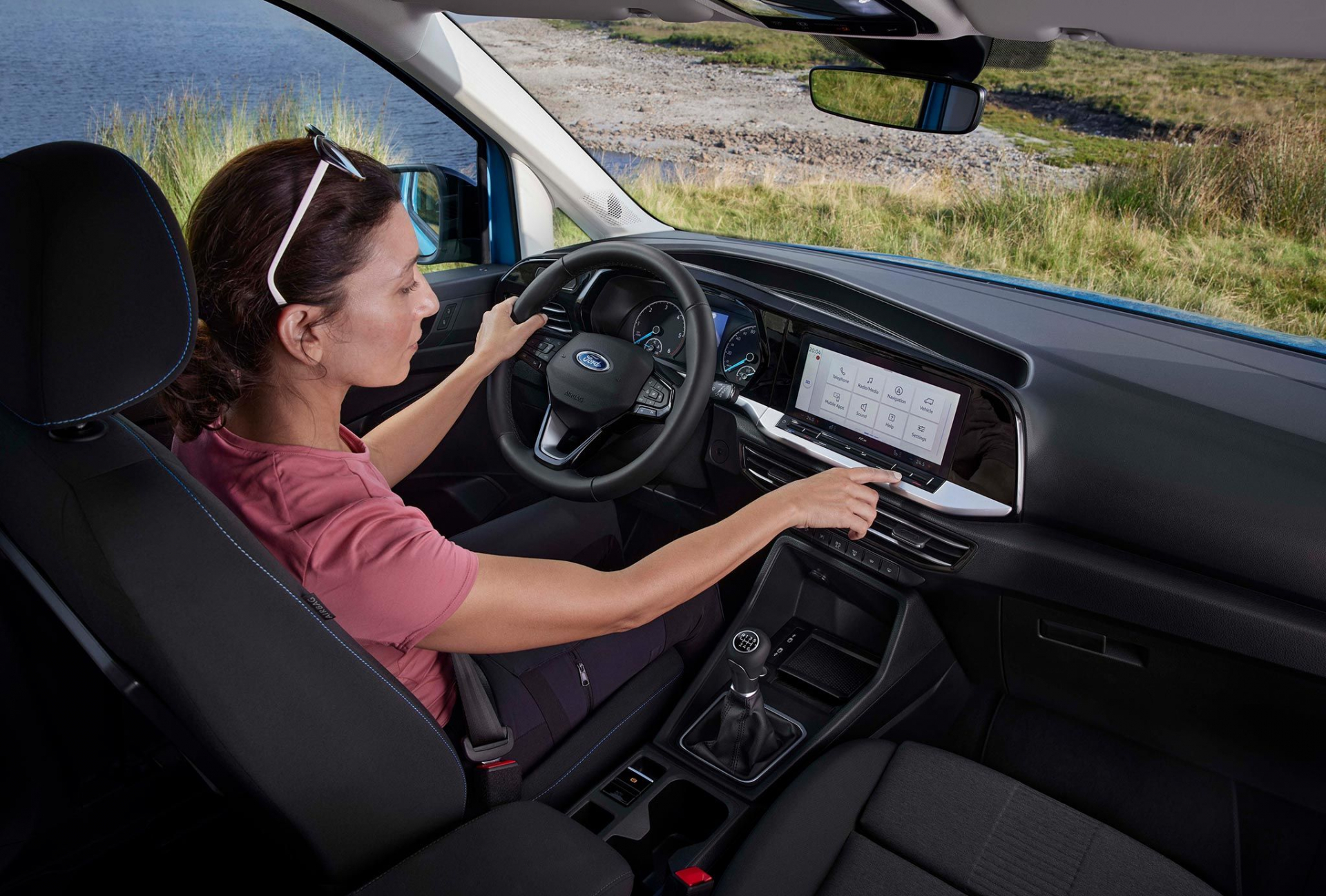 Ford представя изцяло новия Tourneo Connect - мултифункционален автомобил за работните седмици и семейните забавления