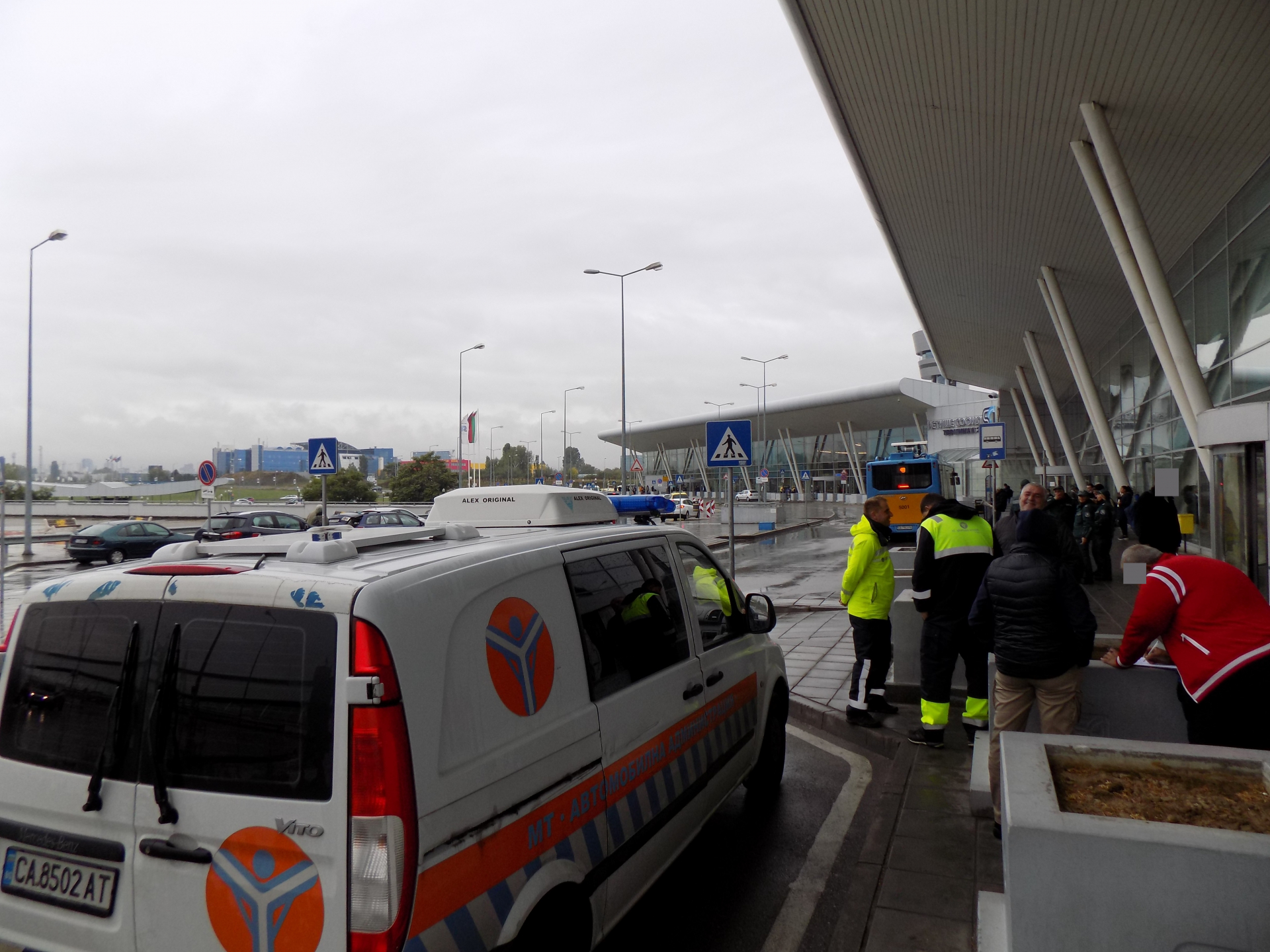 Внезапна спецакция в София! Ето какво се е случило на летището и пред хипермаркет ВИДЕО