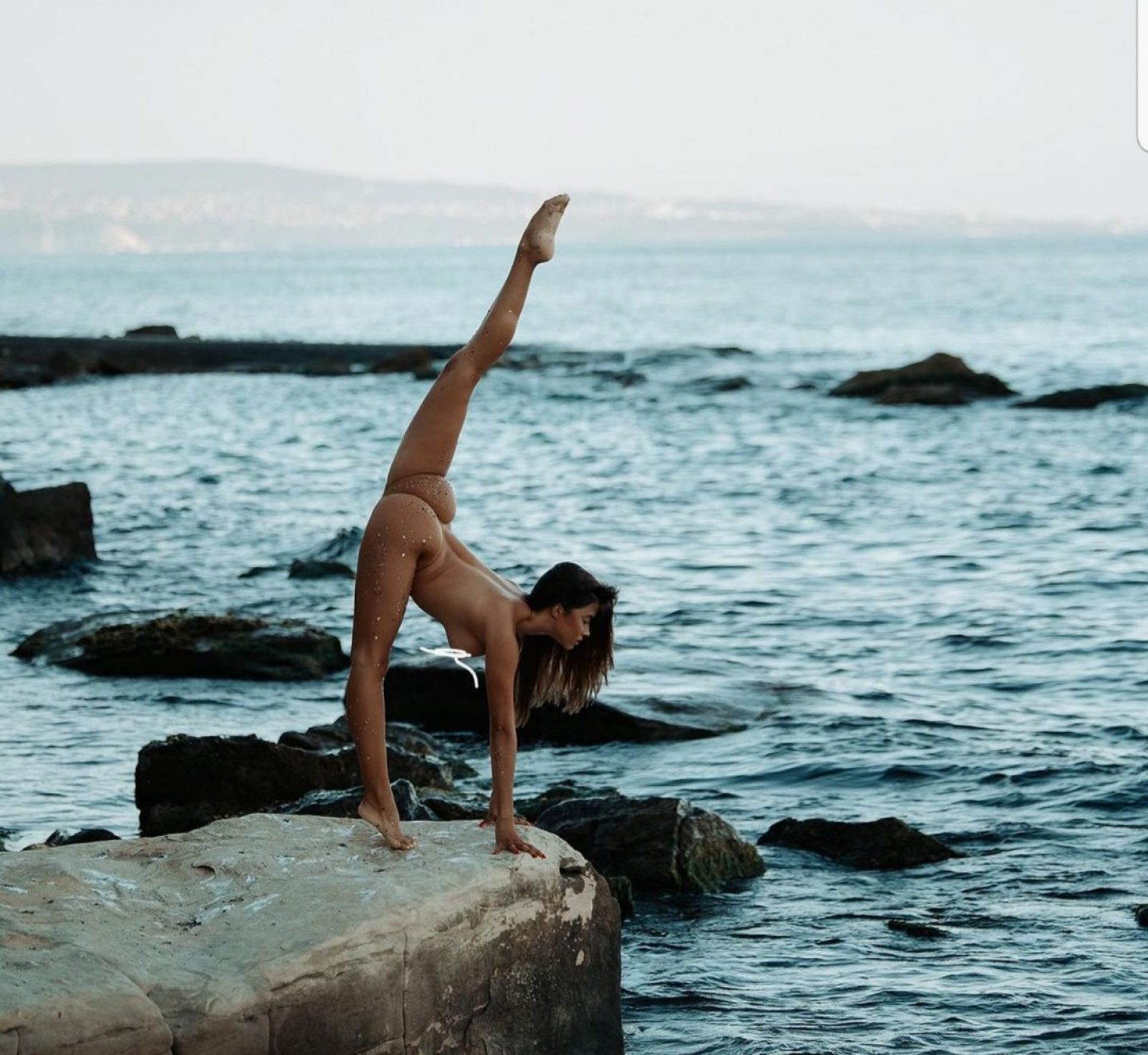 Коя е тя?! Чисто гола балерина от плажа във Варна нажежи мрежата със СНИМКИ 18+