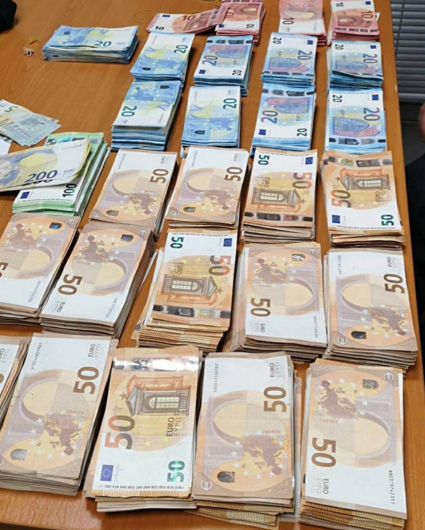Митничари сгащиха турски шофьор със скрита валута за 200 хиляди лева