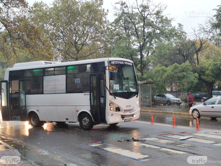 Сблъсък между автобус от градския транспорт и кола булевард в Пловдив СНИМКИ