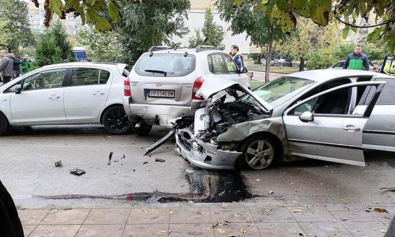 Бесен екшън в Разград: Мъж бяга от полицията, взе на таран две патрулки и 3 коли ВИДЕО